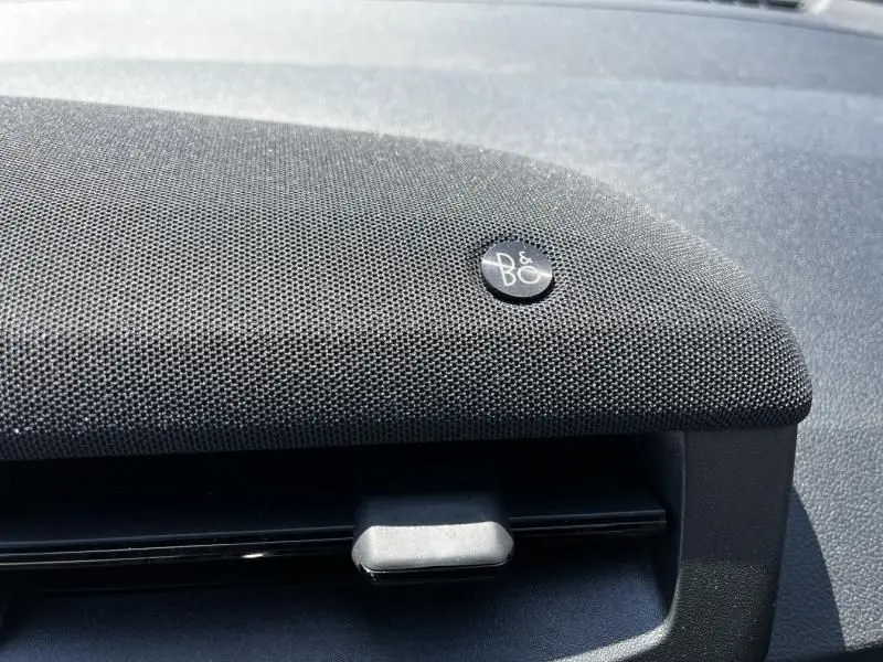 Détail du haut-parleur B&O intégré dans le tableau de bord du Ford Puma blanc 2025 ST-Line X.