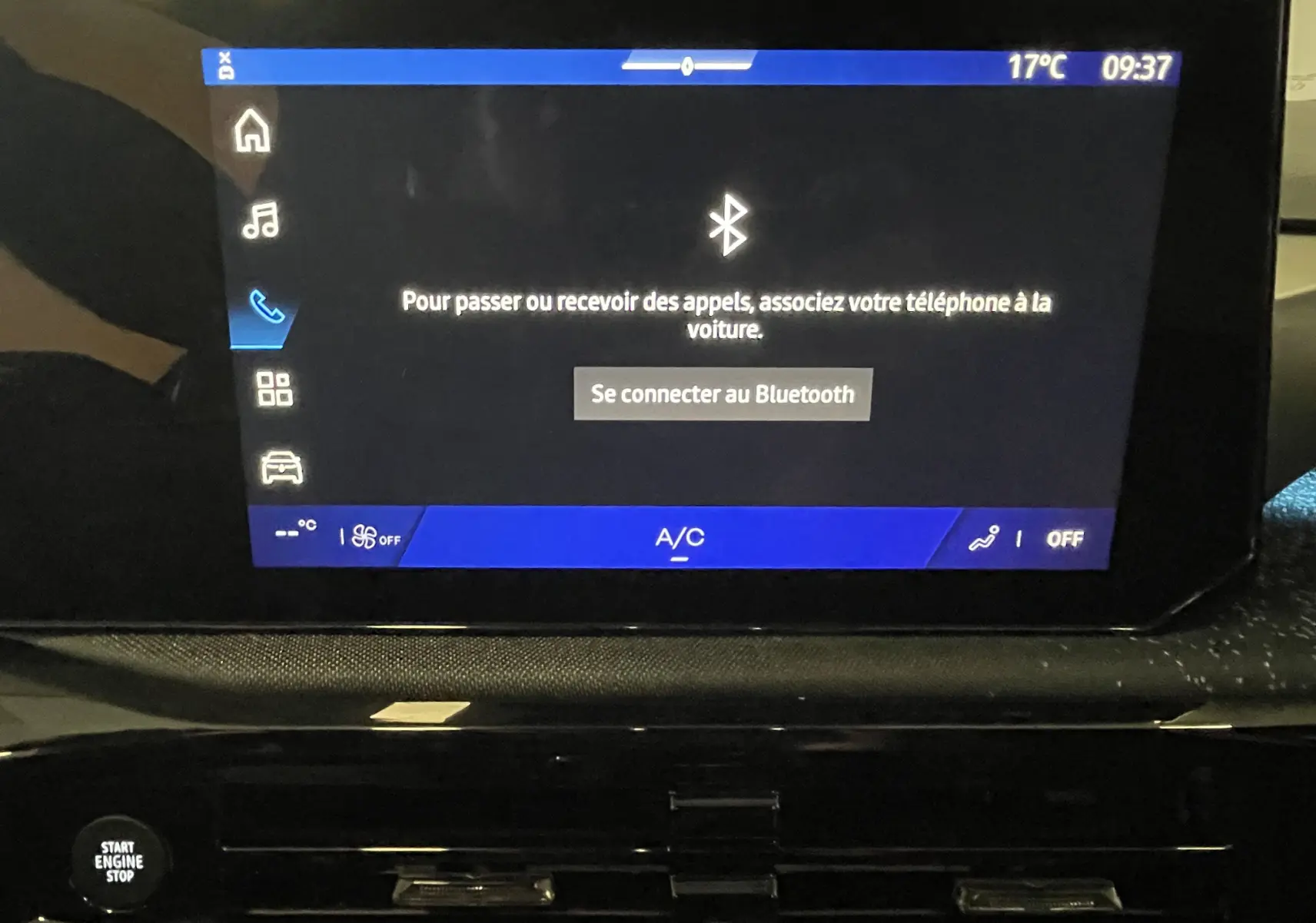 Écran tactile central de la Renault Clio VI gris Rafale, affichant la connexion Bluetooth avec interface en bleu et noir.