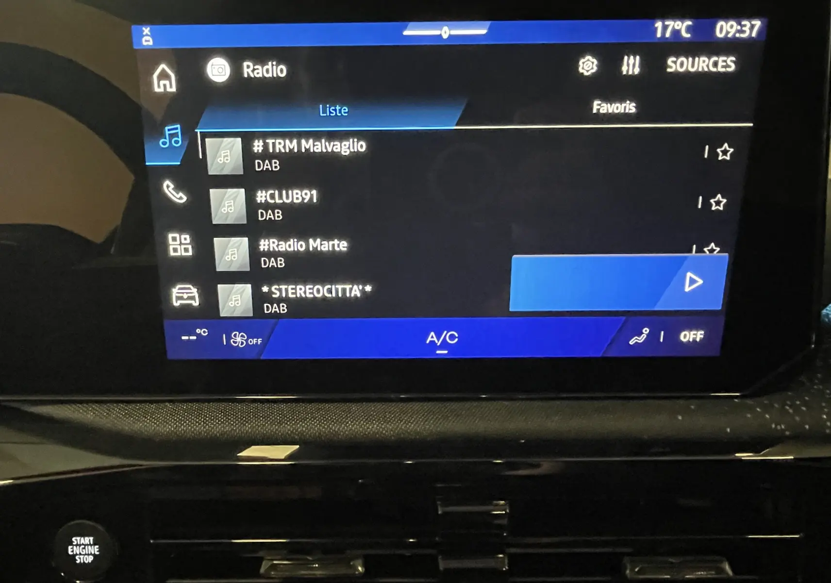 Écran tactile central de la Renault Clio VI TCE 115ch Techno affichant la liste des radios DAB, vue intérieure frontale.