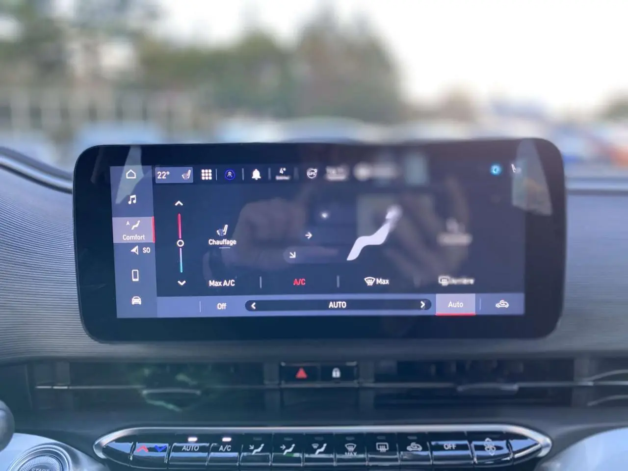 Écran tactile central de la FIAT 500 électrique 2022 affichant les réglages de climatisation en mode confort.