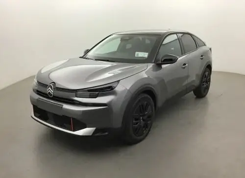 Citroën C4 hybride gris Mercury en 3/4 avant droit, avec jantes noires et signature lumineuse LED distinctive.