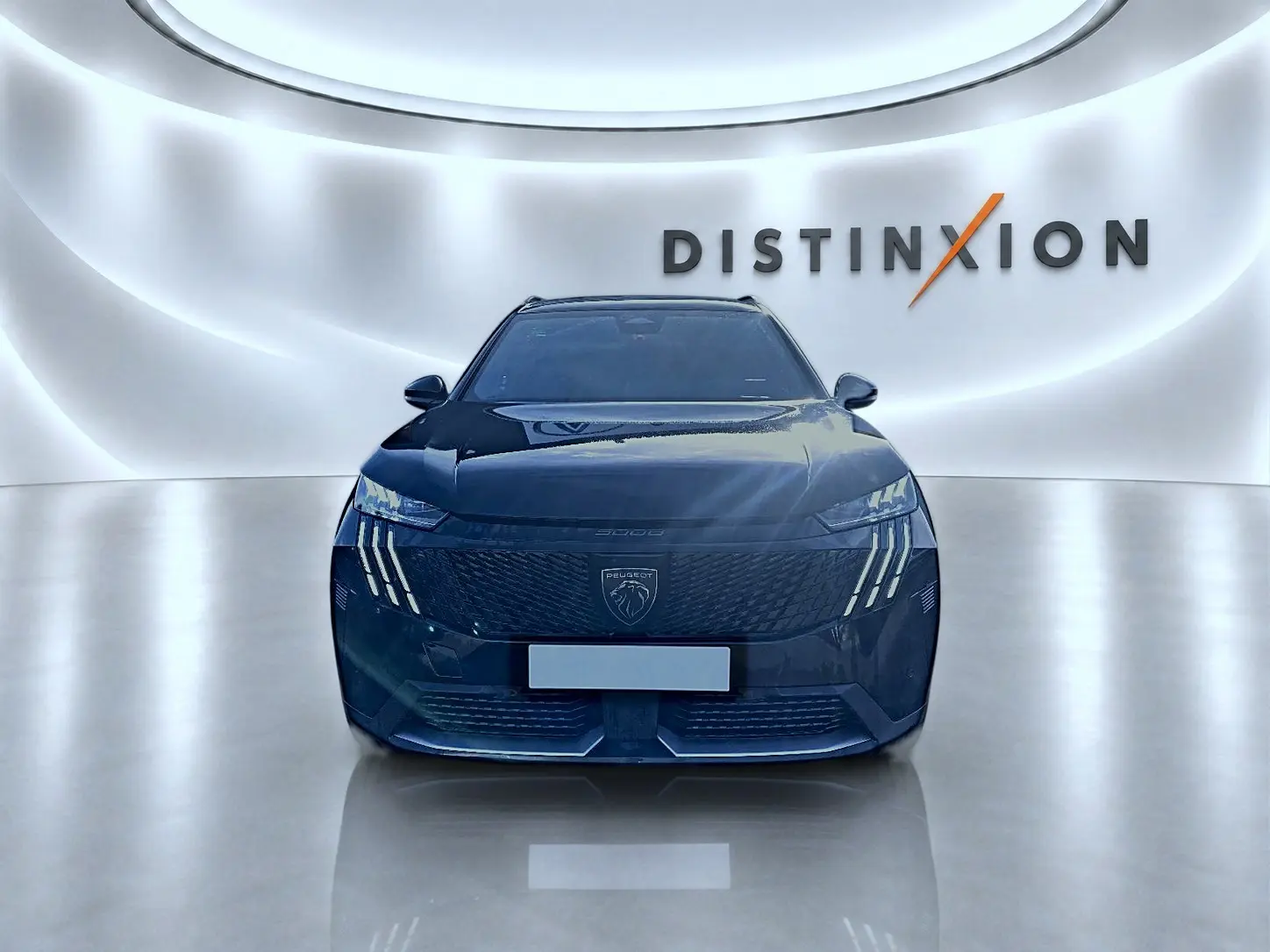 Vue frontale d’un Peugeot 5008 Hybrid 145 GT e-dcs6 noir avec phares LED et calandre distinctive.