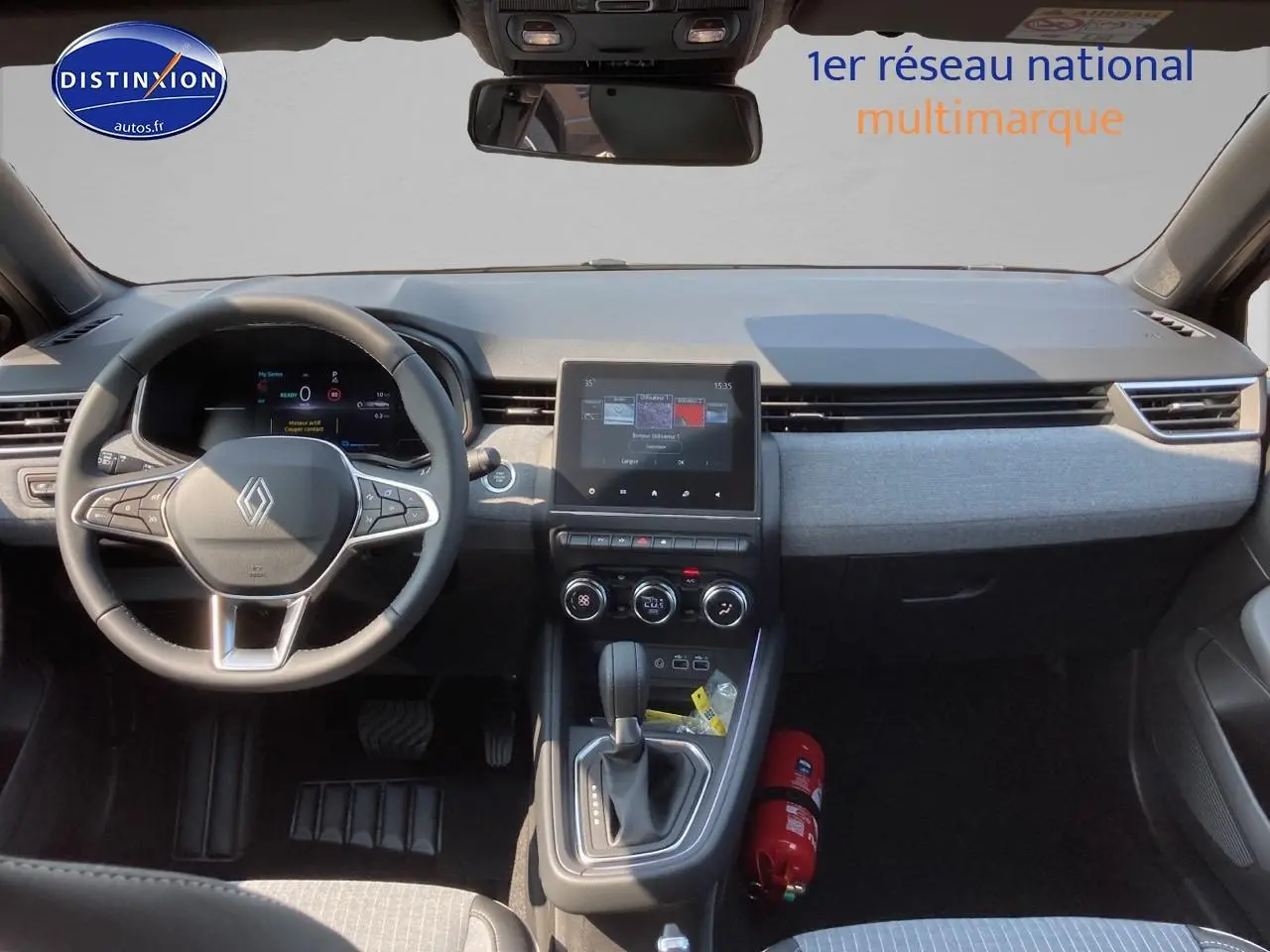 Intérieur de la Renault Clio V 1.6 e-tech 145 techno 2025, vue frontale du tableau de bord et volant noir avec écran tactile central.