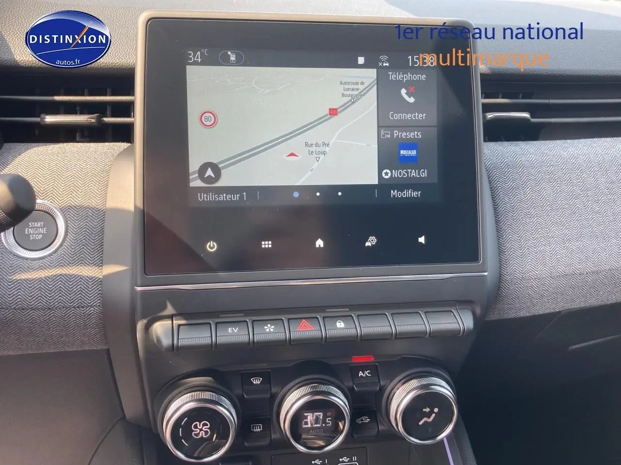 Tableau de bord de Renault Clio V 1.6 e-tech 145 techno 2025 avec écran tactile et commandes de climatisation.
