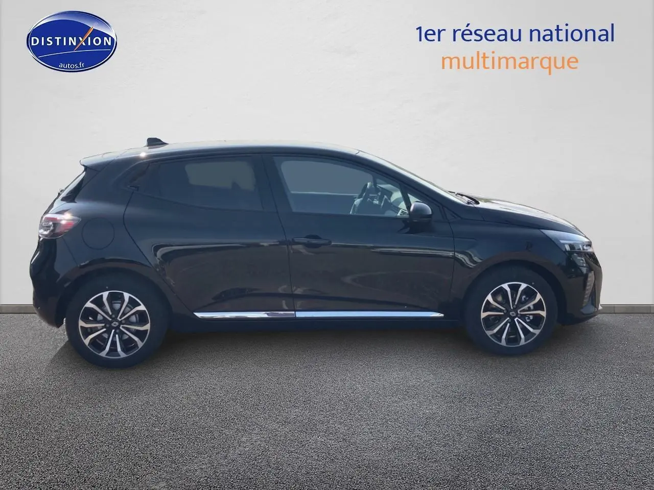 Profil droit d'une Renault Clio V 1.6 e-tech 145 techno noire étoile avec jantes alu et vitres surteintées.