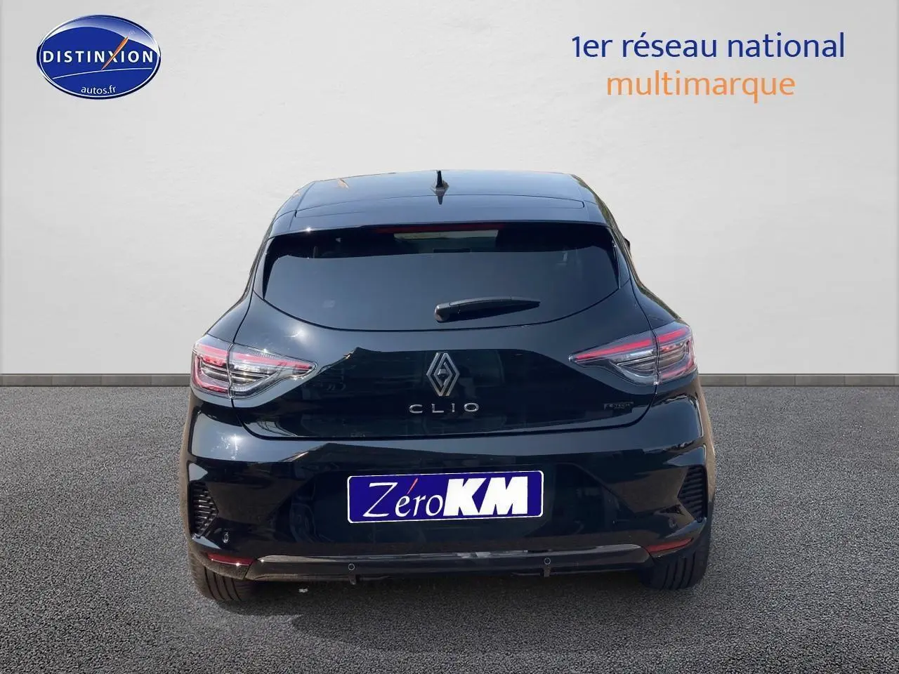 Vue arrière de la Renault Clio V noire Étoile avec feux LED et lunette arrière surteintée.