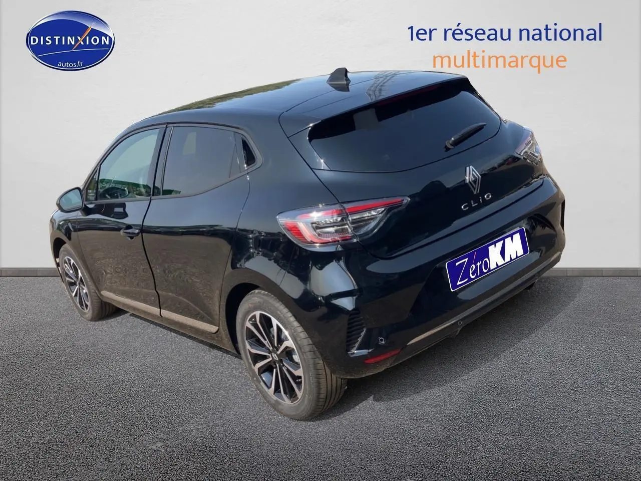 Vue 3/4 arrière droite d'une Renault Clio V noire Étoile avec jantes alu et feux arrière LED sur fond neutre.