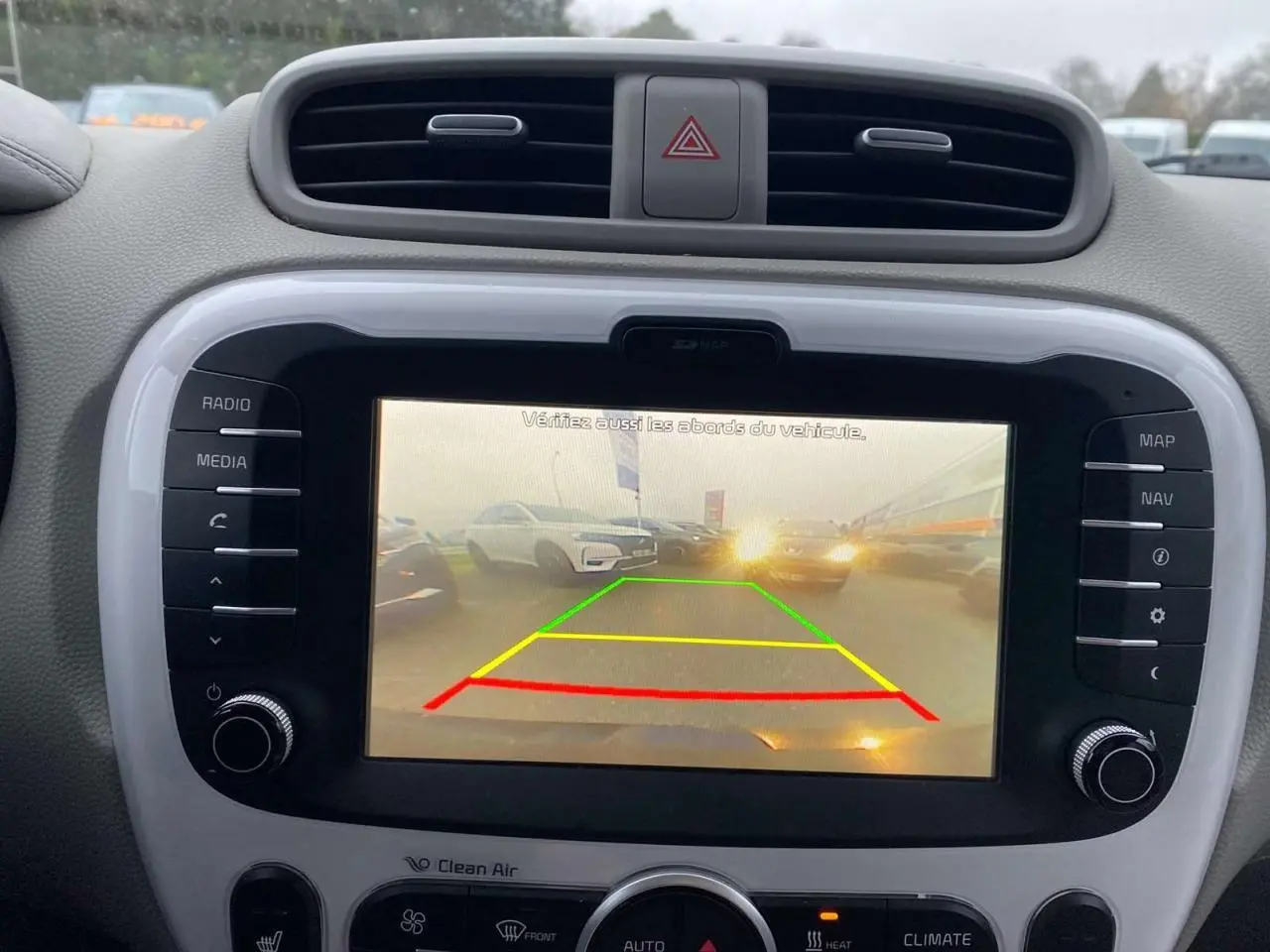 Vue intérieure du tableau de bord du KIA SOUL électrique 2016, écran tactile affichant la caméra de recul en marche.