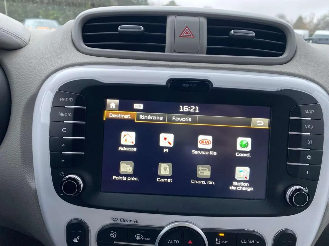 Écran tactile 8 pouces du système de navigation du Kia Soul électrique 2016, vue frontale intérieure.