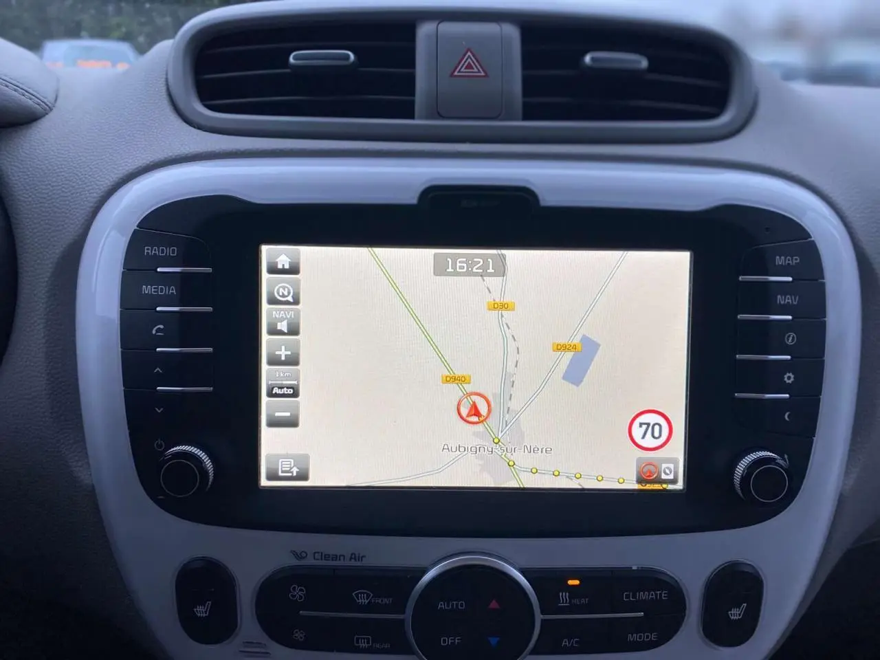 Écran tactile 8 pouces du système de navigation 3D du Kia Soul électrique 2016, vue intérieure centrale.