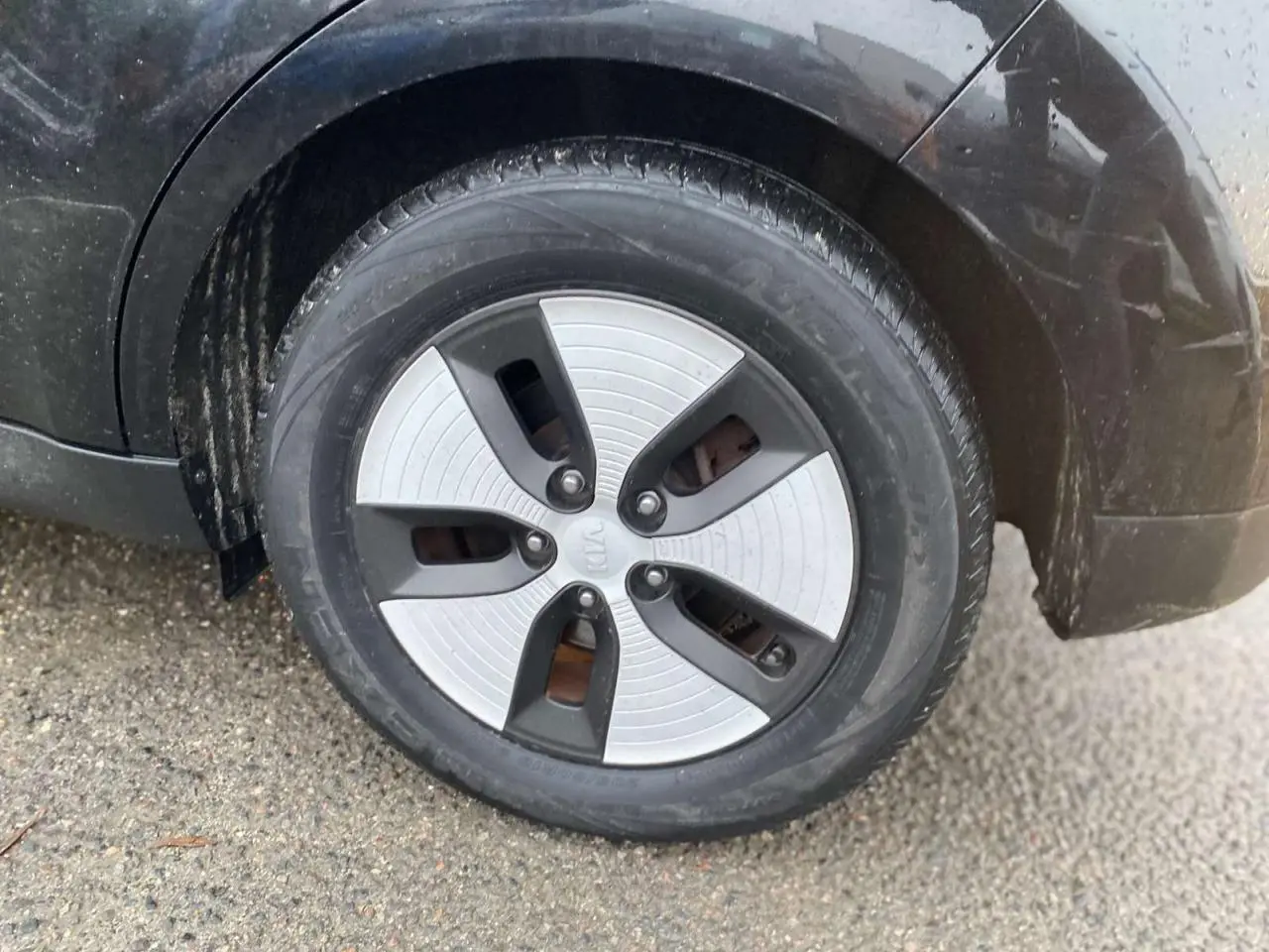 Gros plan sur la roue arrière droite noire d'une KIA Soul électrique 2016 avec jante alliage 16 pouces.