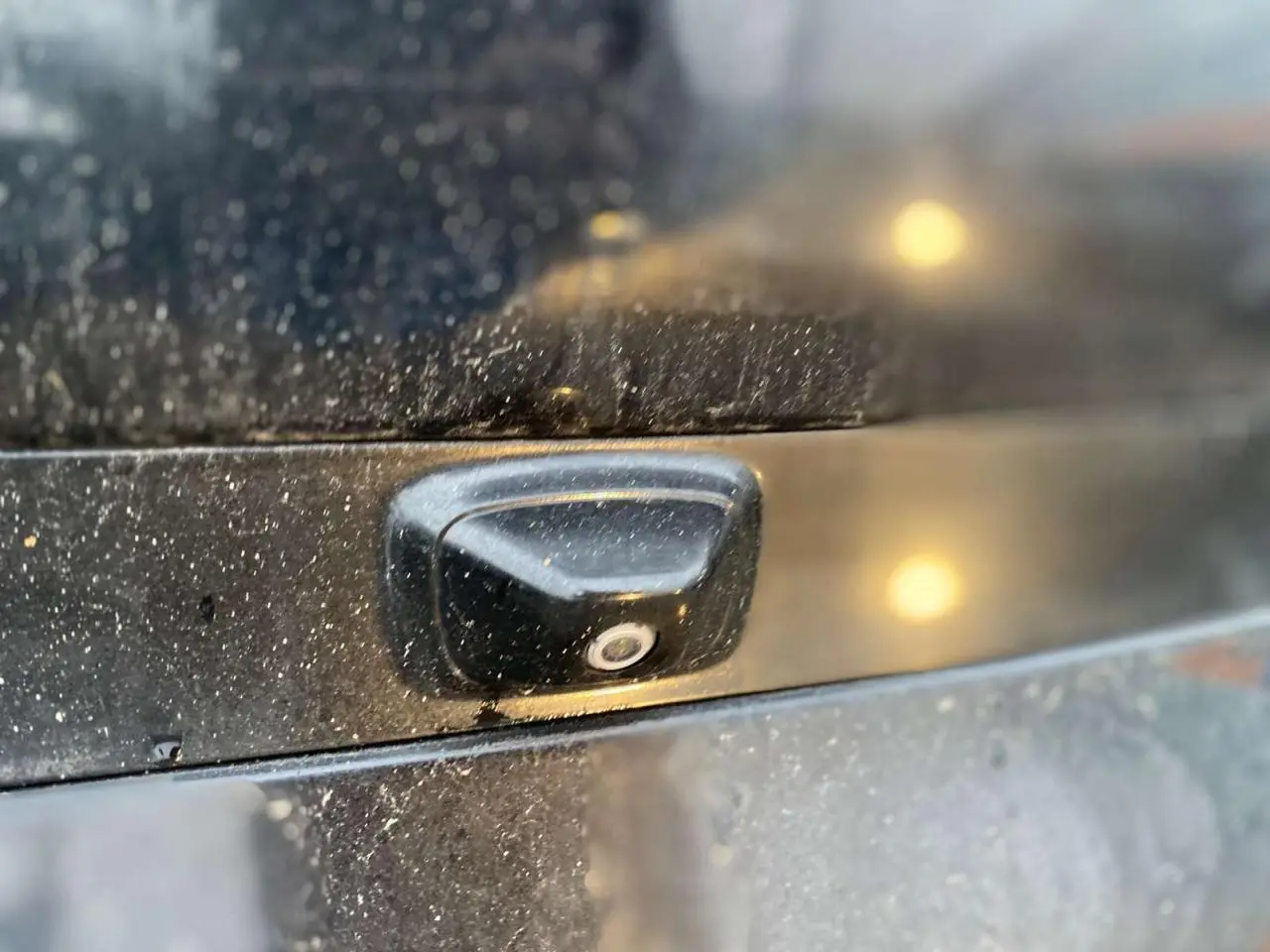 Gros plan sur la caméra de recul intégrée à la carrosserie noire métallisée du Kia Soul électrique 2016.