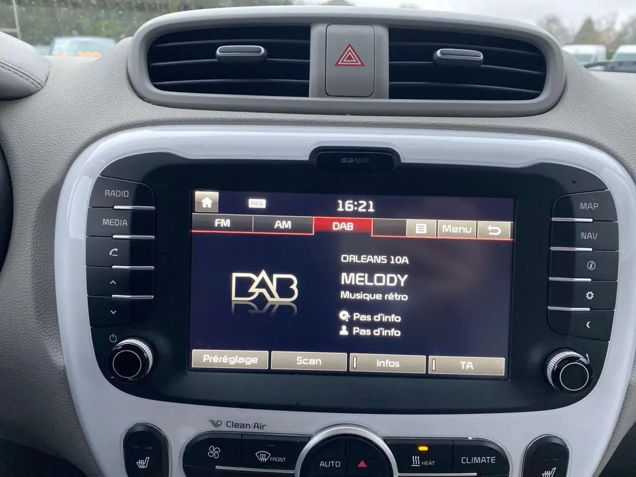 Écran tactile central du tableau de bord du Kia Soul électrique 2016 affichant la radio DAB Melody en mode rétro.