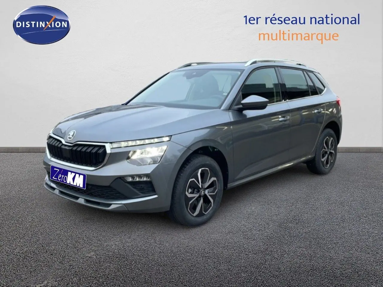 Vue 3/4 avant droite d'un Skoda Kamiq gris graphite métal avec jantes alliage et calandre noire distinctive.