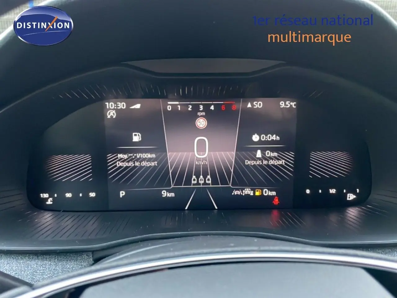 Vue rapprochée du tableau de bord numérique du Skoda Kamiq 2025 gris graphite, affichant la vitesse à 0 km/h et diverses informations.