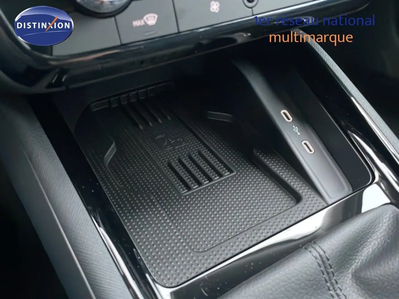 Gros plan sur la console centrale du Skoda Kamiq 2025, montrant un espace de rangement avec ports USB-C intégrés.