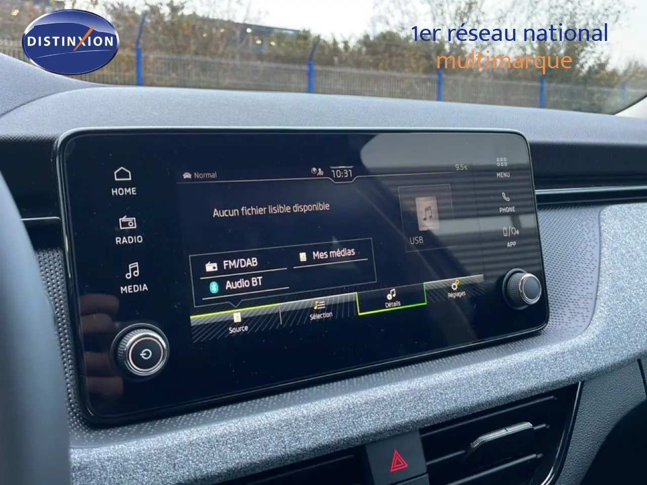 Vue rapprochée de l’écran tactile multimédia du Skoda Kamiq 2025, avec tableau de bord gris texturé et commandes digitales.