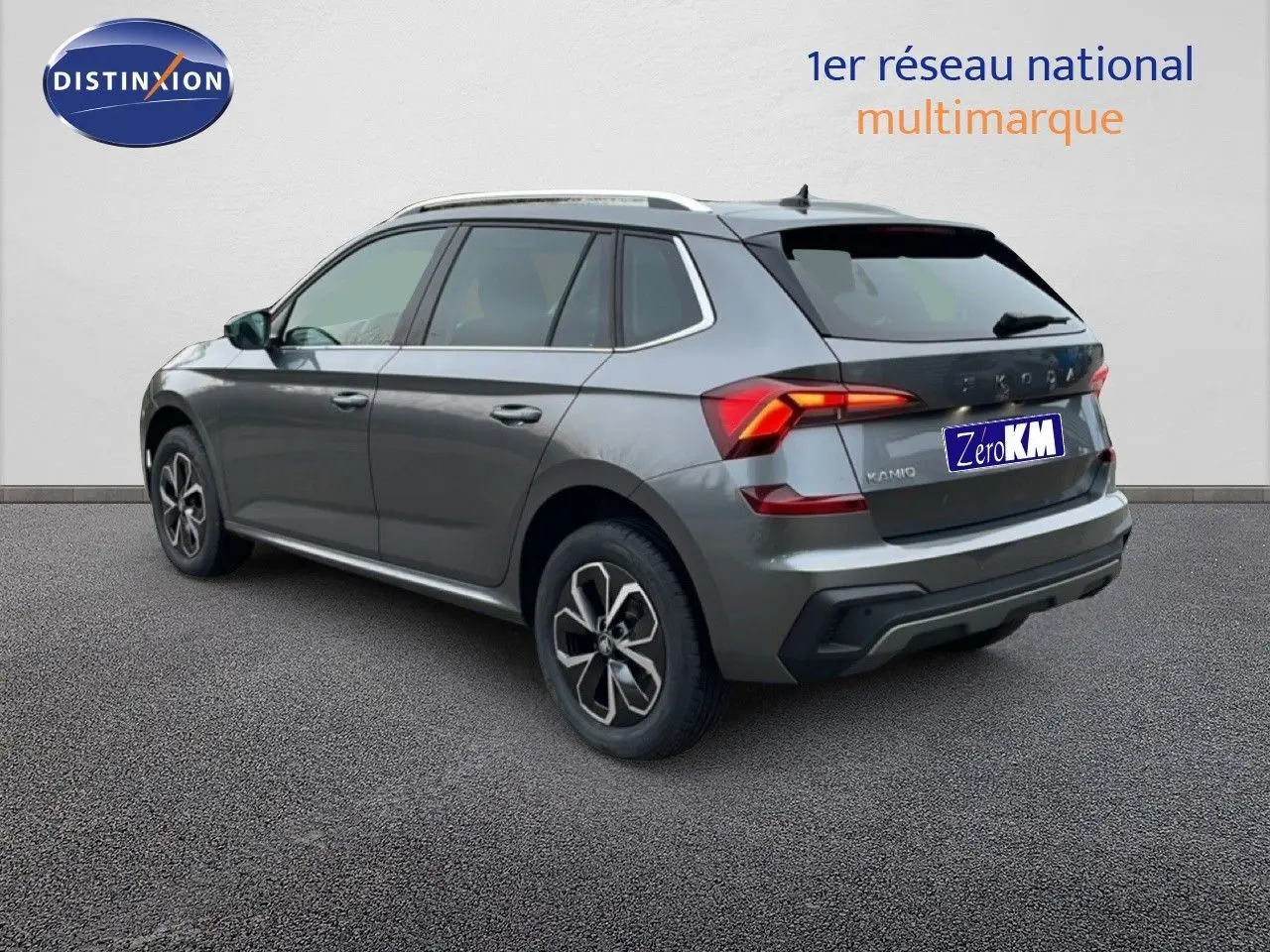 Vue 3/4 arrière droite d’un Skoda Kamiq gris graphite métal avec feux LED et jantes alliage noires.