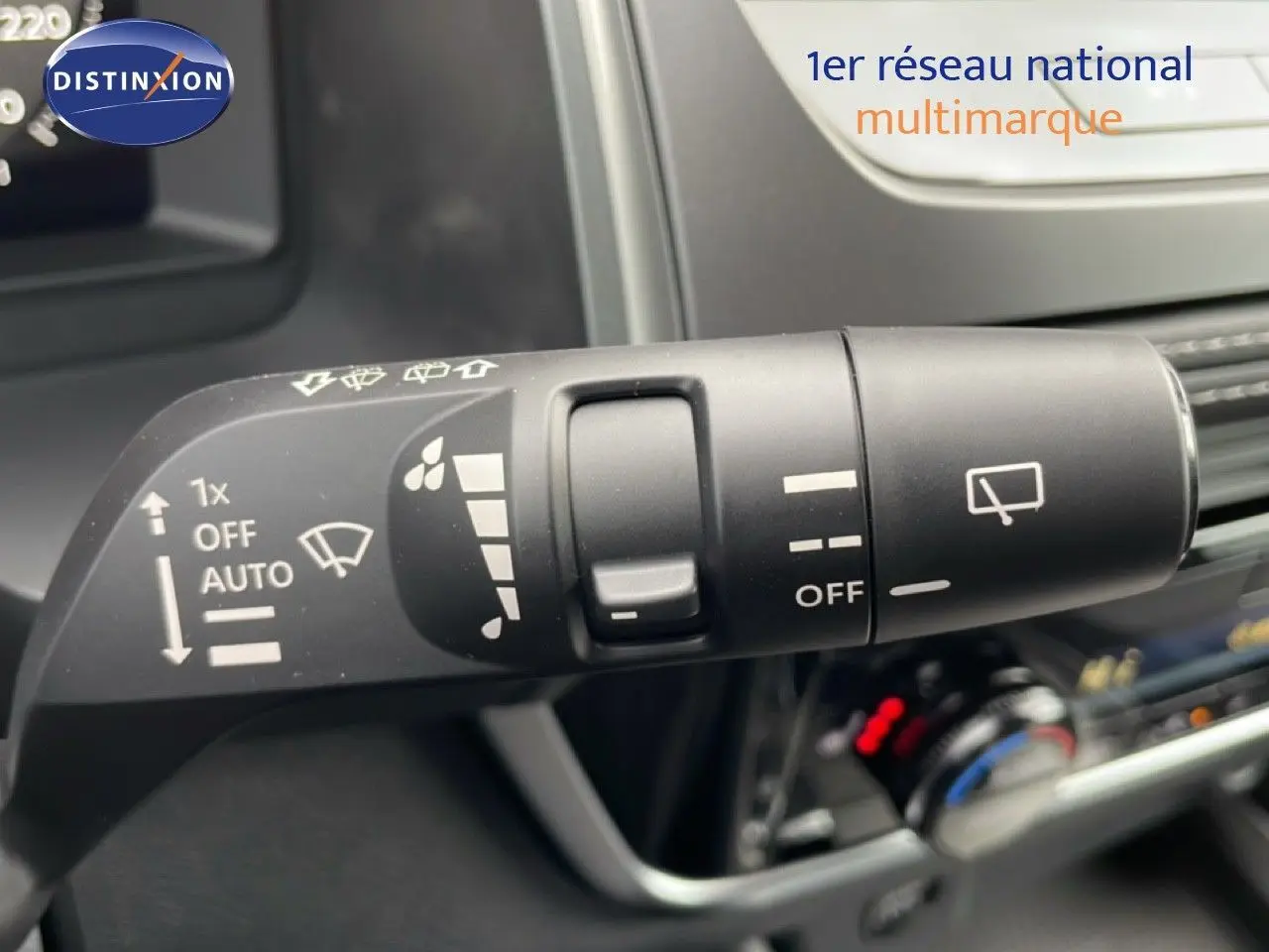 Gros plan sur la commande des essuie-glaces dans l’habitacle du Nissan Qashqai gris Squale Metal, version 2025.