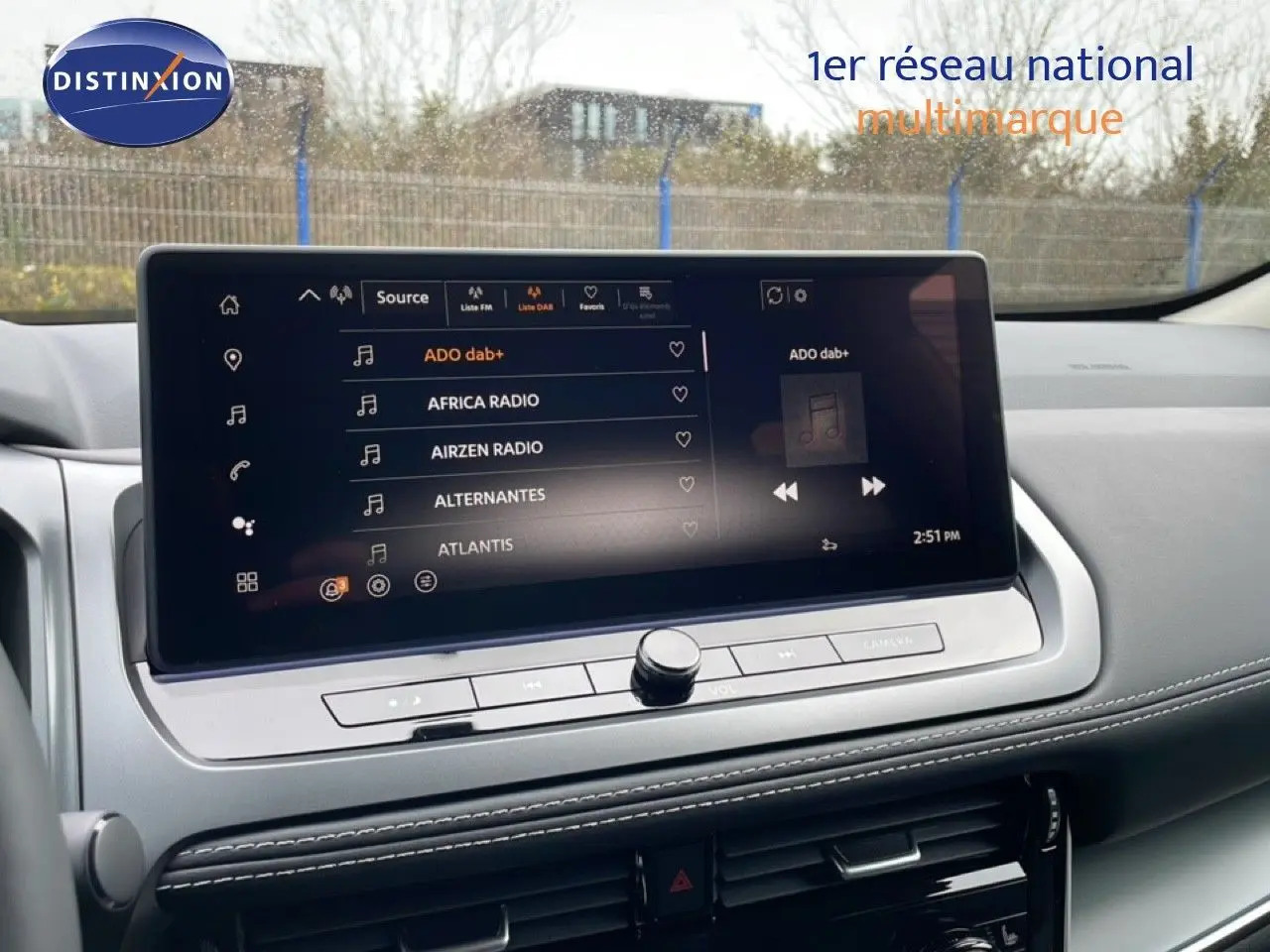 Écran tactile central affichant les stations radio dans l'habitacle du Nissan Qashqai 2025 gris Squale Metal.