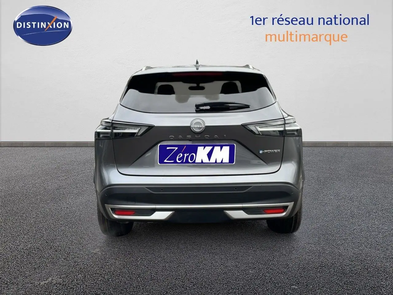 Vue arrière du Nissan Qashqai 1.5 E-POWER gris squale métal avec feux LED et hayon fermé sur fond neutre.