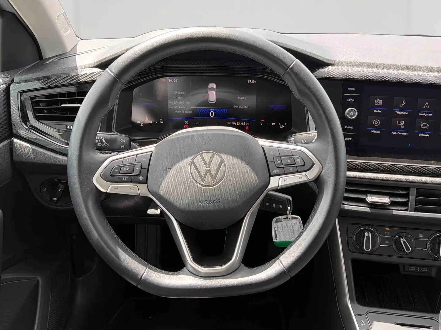 Vue frontale du tableau de bord et volant noir de la Volkswagen Polo 2025 avec écran digital et commandes multifonctions.