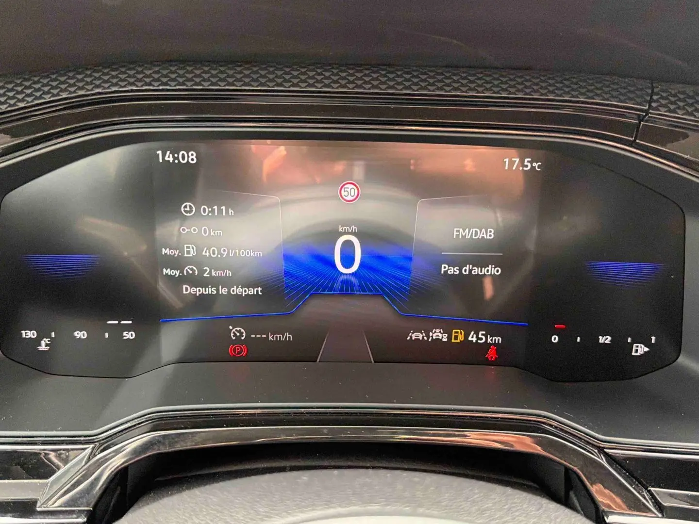 Vue rapprochée du combiné d'instruments digital de la Volkswagen Polo grise 2025 affichant vitesse, température et alertes.