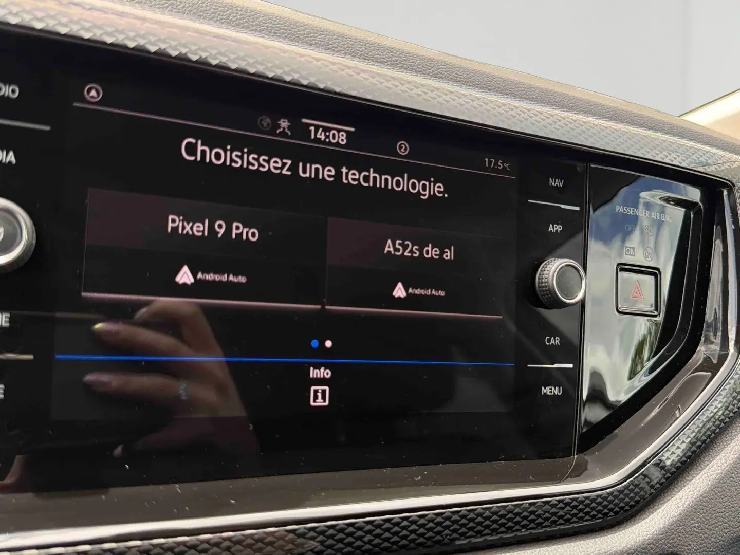 Écran tactile central de la Volkswagen Polo 2025 affichant le choix de technologie Android Auto, vue rapprochée intérieure.