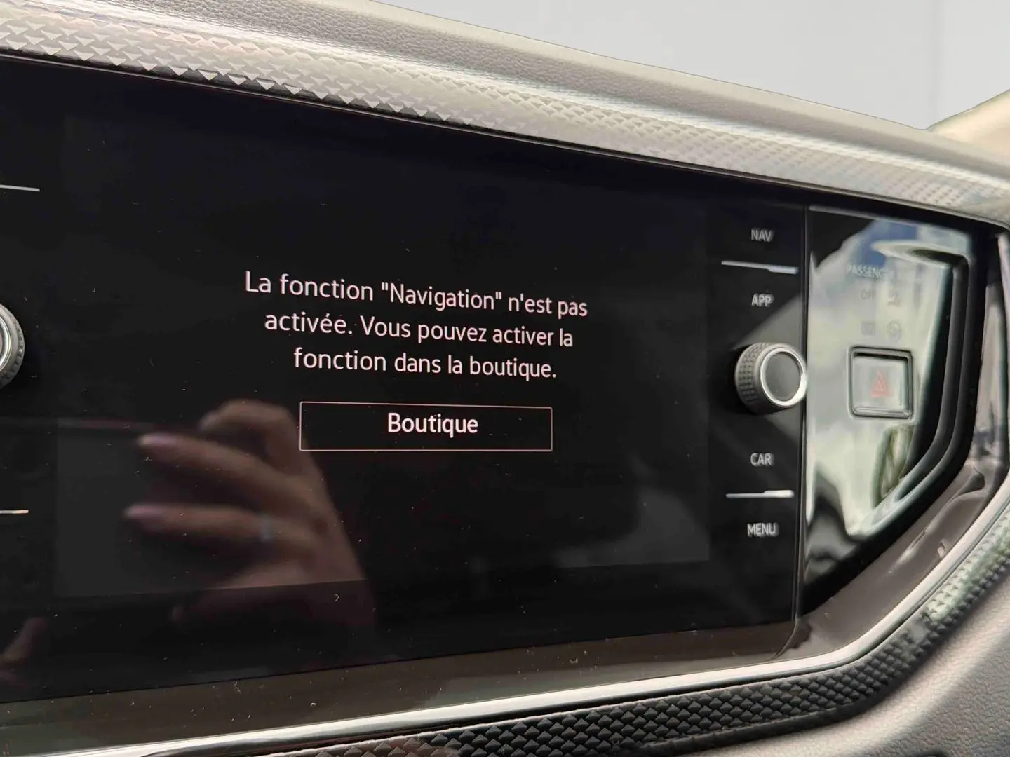 Écran tactile central de la Volkswagen Polo 2025 affichant un message d'activation de la navigation.