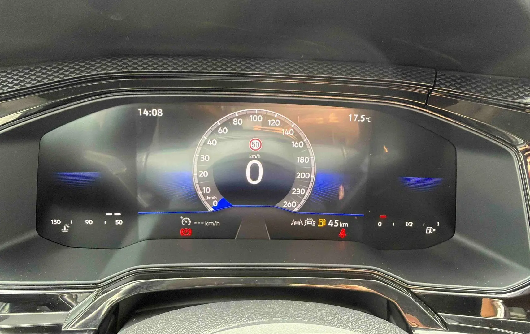 Vue rapprochée du combiné d'instruments digital de la Volkswagen Polo 2025 affichant la vitesse à 0 km/h et la température extérieure.