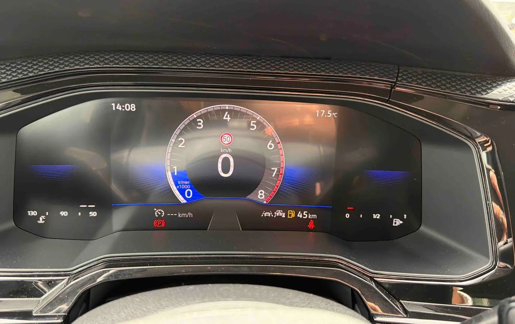 Vue rapprochée du combiné d'instruments digital de la Volkswagen Polo 2025 affichant vitesse, température et alertes.