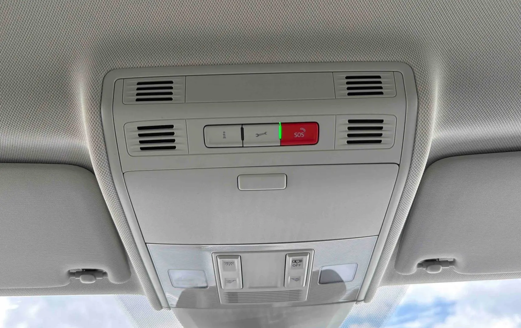 Vue intérieure du plafonnier gris clair avec boutons SOS et commandes d’éclairage d’une Volkswagen Polo 2025.