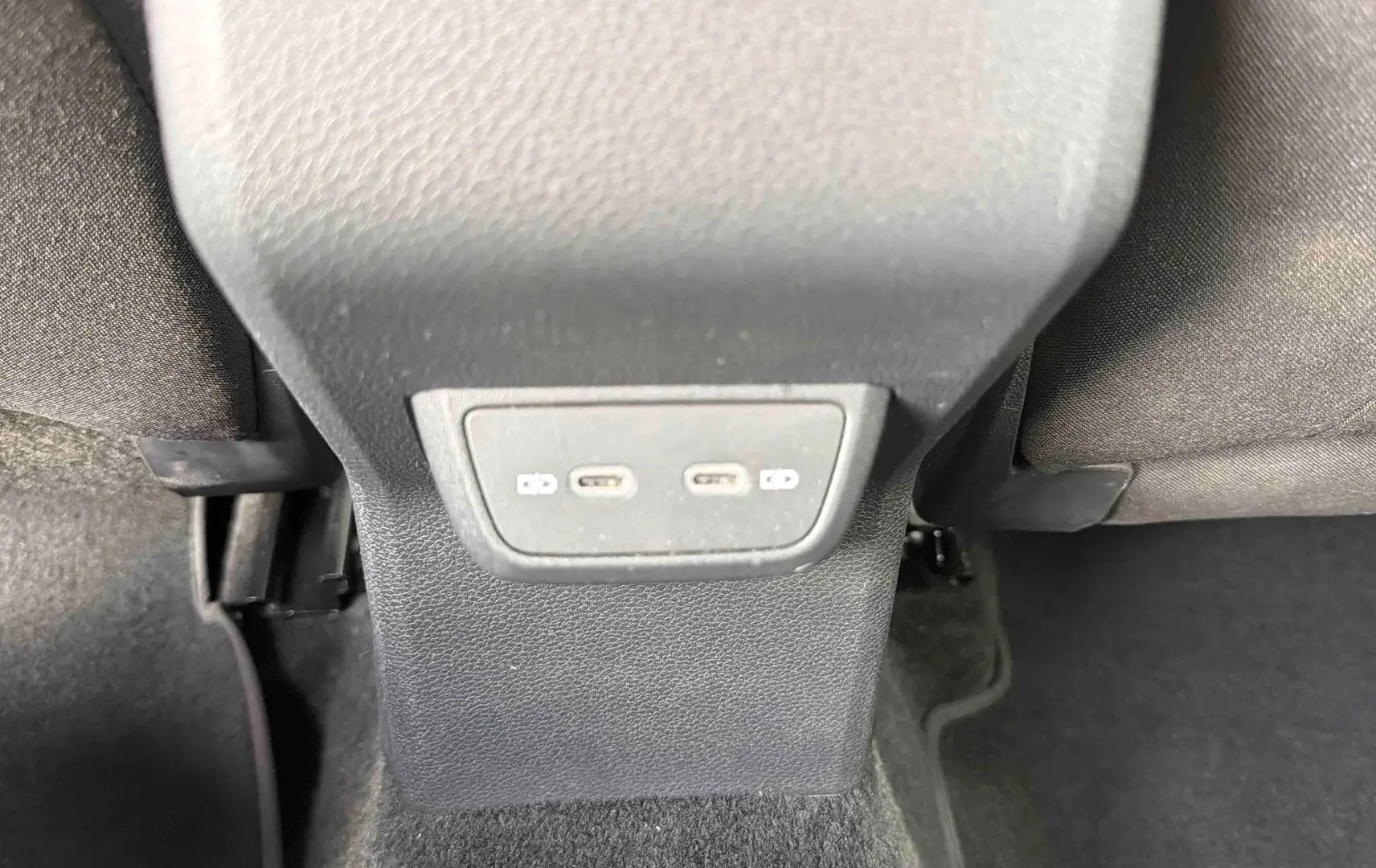 Vue rapprochée des deux ports USB-C situés à l'arrière de la console centrale d'une Volkswagen Polo grise.