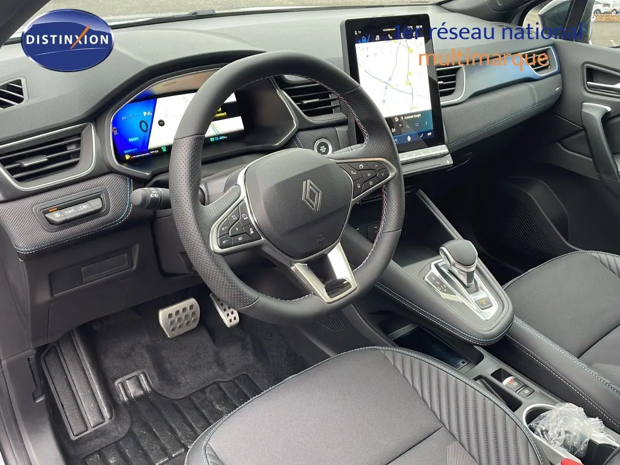 Vue intérieure côté conducteur de la Renault Symbioz gris Rafale, avec volant multifonction et écran tactile central vertical.