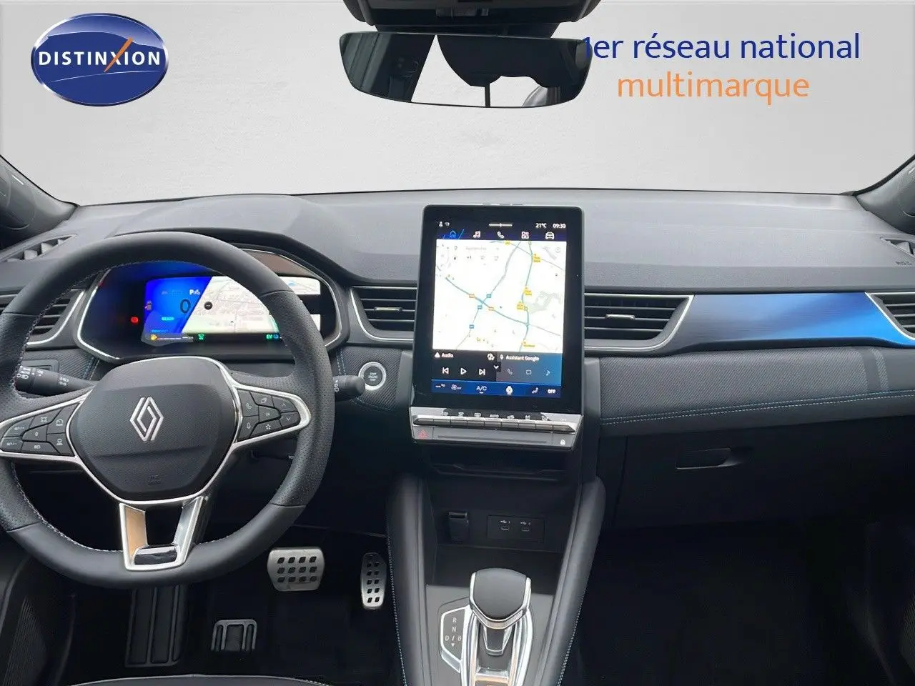 Vue intérieure avant du Renault Symbioz gris Rafale Métal, tableau de bord moderne avec écran tactile vertical et volant multifonction.