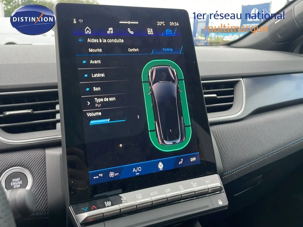 Vue rapprochée de l’écran tactile central du Renault Symbioz 2025 gris Rafale Métal, affichant les aides à la conduite.