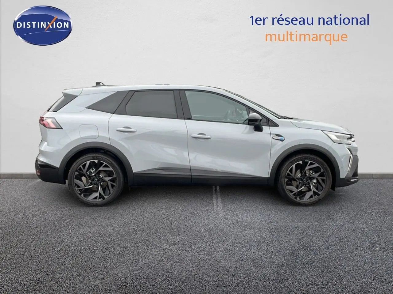 Vue de profil côté gauche du Renault Symbioz E-Tech Full Hybrid 145 Esprit Alpine gris Rafale Métal avec jantes noires.
