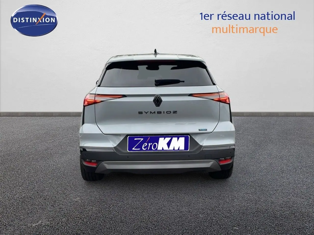Vue arrière d’un Renault Symbioz gris Rafale Métal, mettant en valeur ses feux LED fins et son design épuré.
