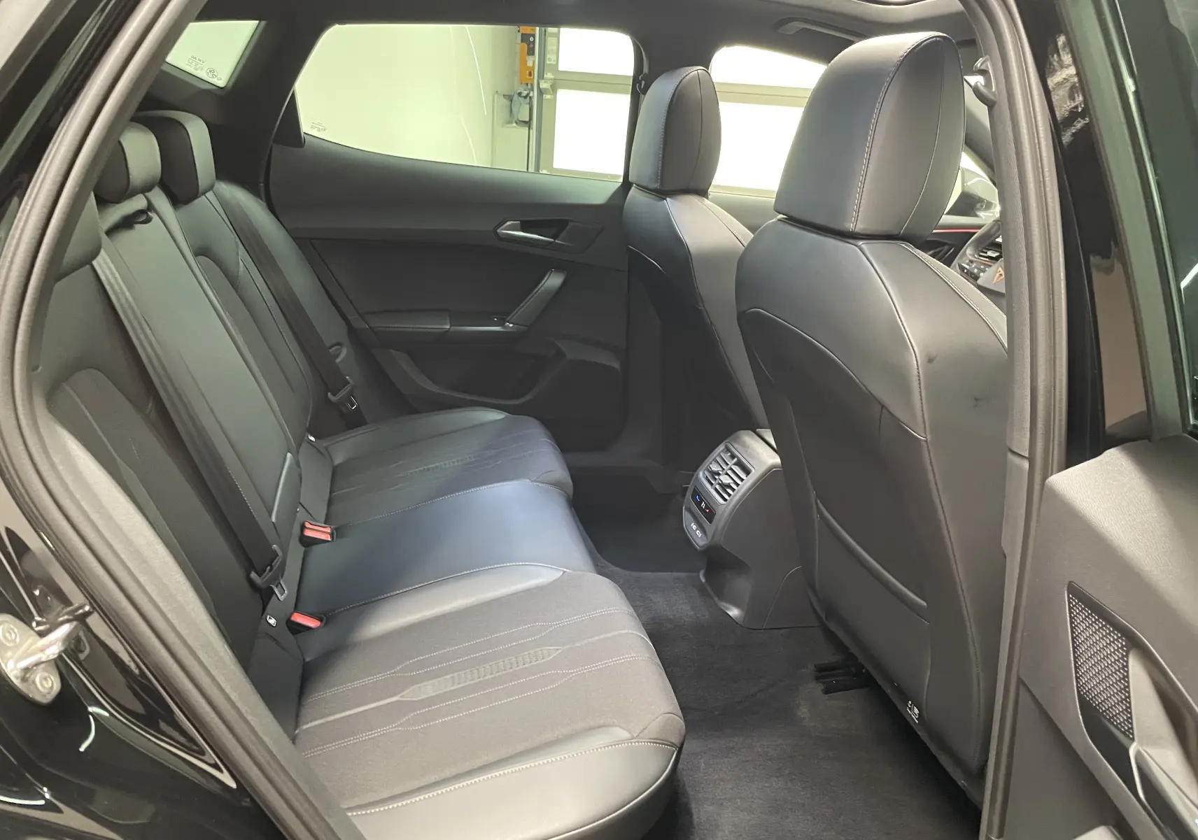 Vue intérieure côté gauche des sièges arrière en cuir noir du CUPRA Formentor 1.5 TSI 150 DSG7 VZ-LINE 2023.