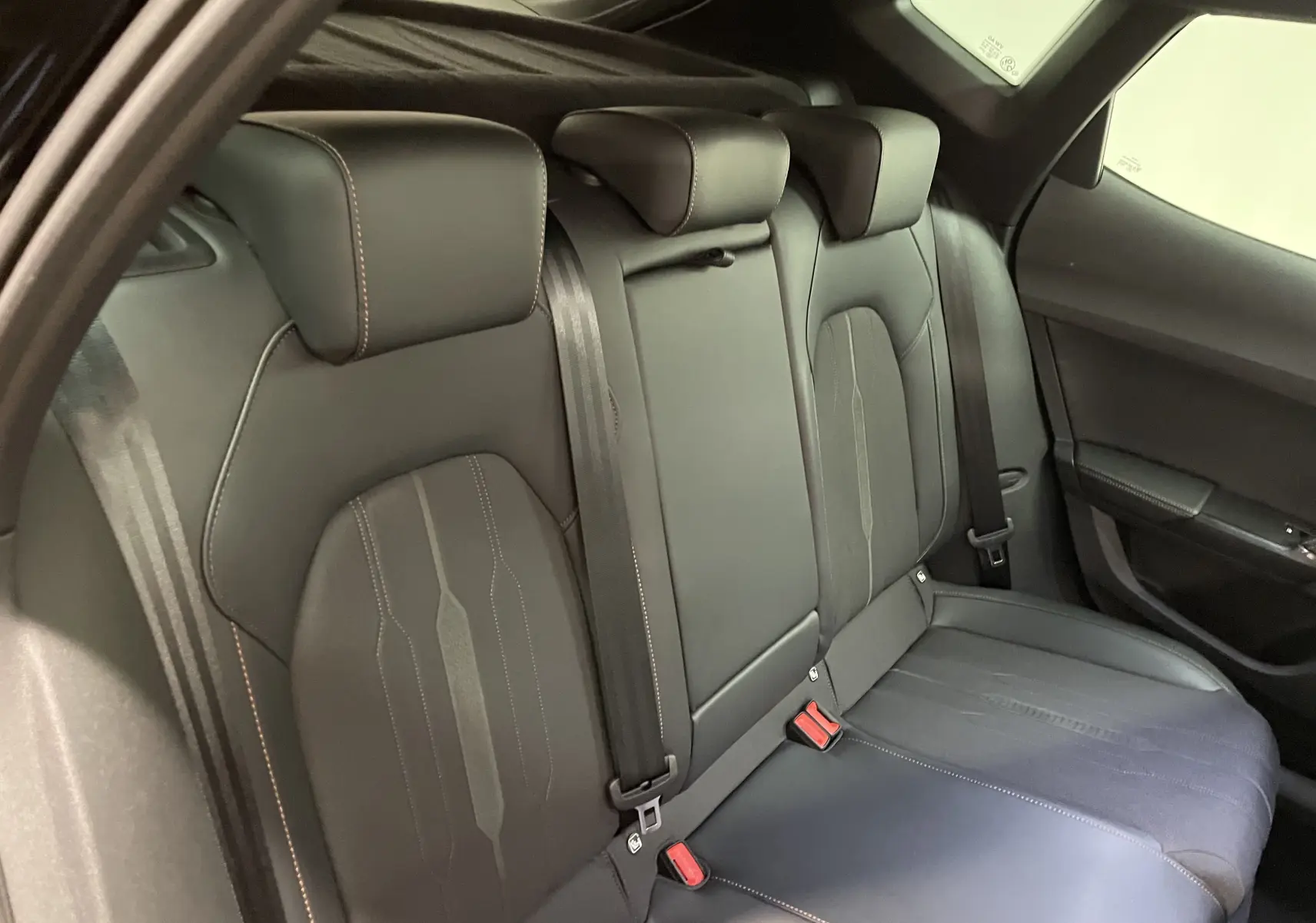 Vue intérieure du siège arrière en cuir noir avec surpiqûres contrastantes du CUPRA Formentor 2023 côté droit.