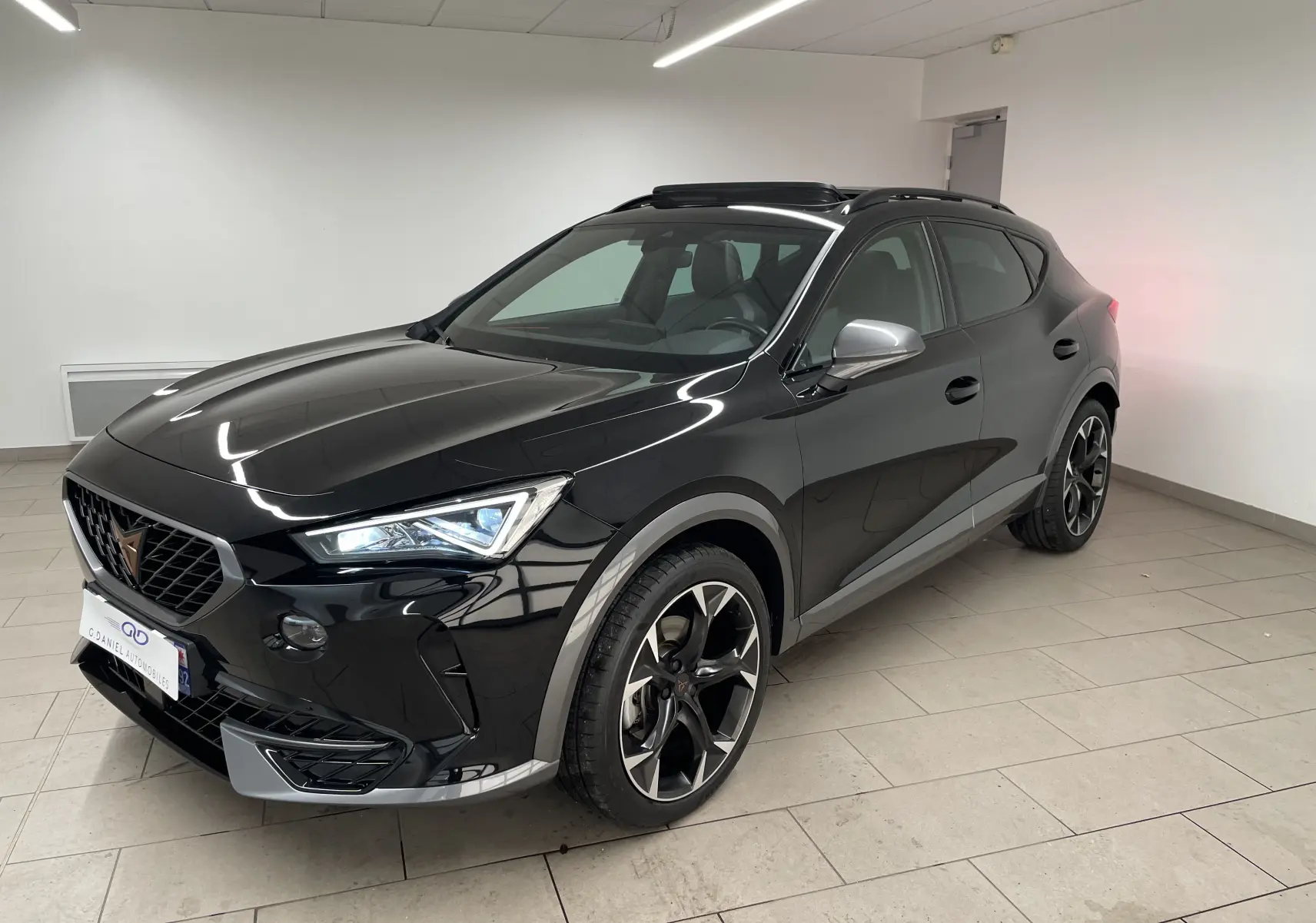 CUPRA Formentor 1.5 TSI 150 DSG7 VZ-LINE noir minuit en 3/4 avant droit, avec jantes noires et détails gris métallisé.