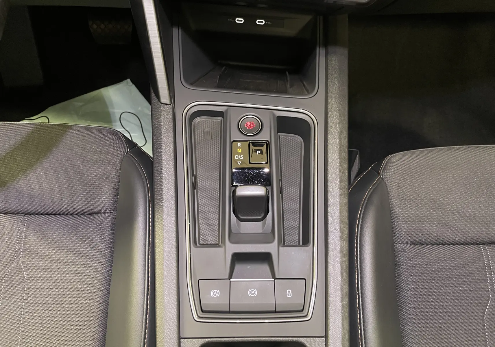 Vue plongeante sur la console centrale du CUPRA Formentor 1.5 TSI 150 DSG7 VZ-LINE 2023 avec levier de vitesse et boutons de commande.