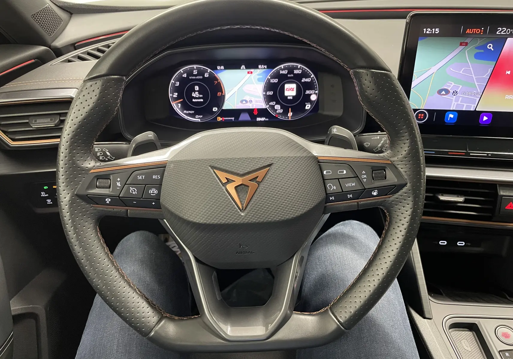 Vue intérieure centrée sur le volant perforé noir avec logo CUPRA cuivré et tableau de bord numérique du Formentor 2023.