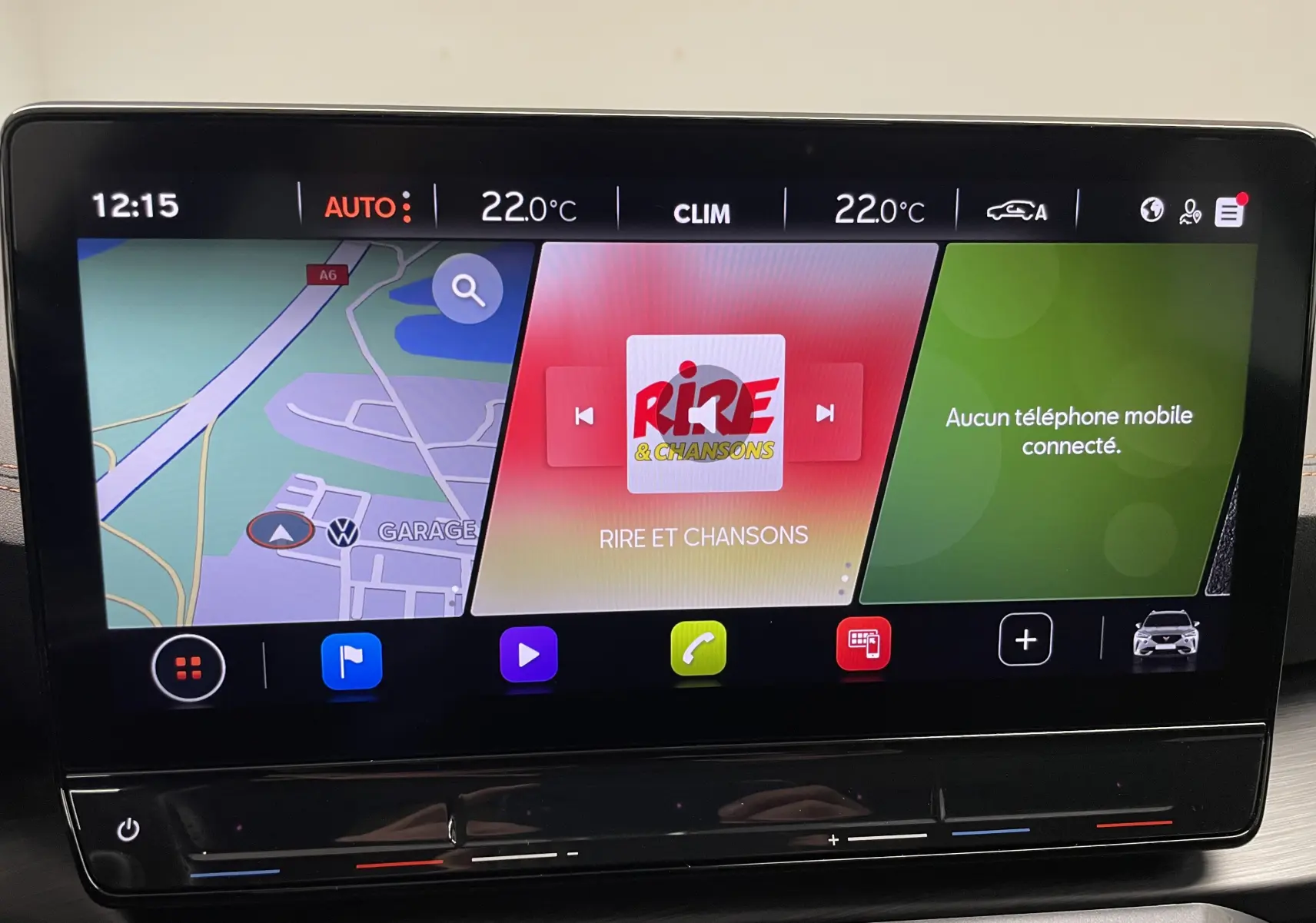 Écran tactile central du tableau de bord du CUPRA Formentor 2023 affichant navigation, radio et climatisation.