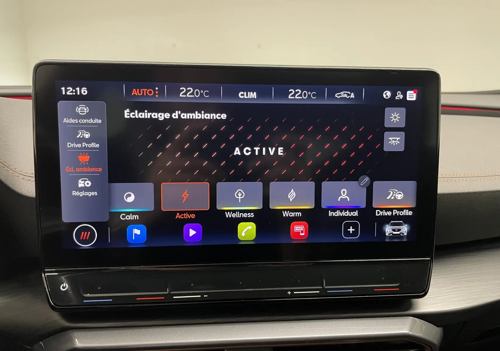 Écran tactile central du CUPRA Formentor 2023 affichant les réglages d'éclairage d'ambiance en mode actif.