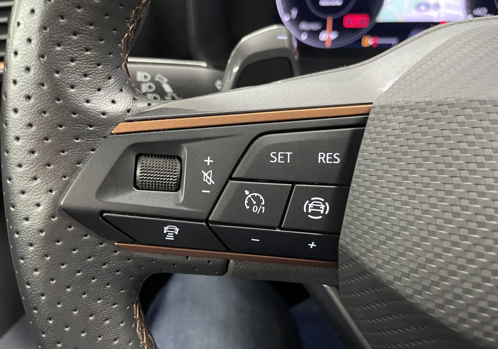 Gros plan sur les commandes du volant côté gauche du CUPRA Formentor 1.5 TSI 150 DSG7 VZ-LINE 2023 Noir Minuit