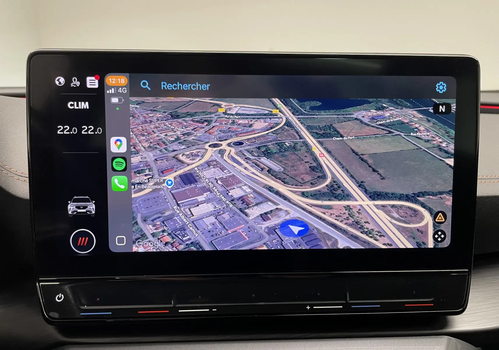 Écran tactile central du CUPRA Formentor 2023 affichant la navigation GPS avec vue satellite détaillée.
