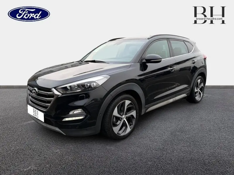 Vue 3/4 avant droite d'un Hyundai Tucson Phantom Black 2018 avec jantes alliage et calandre noire distinctive.