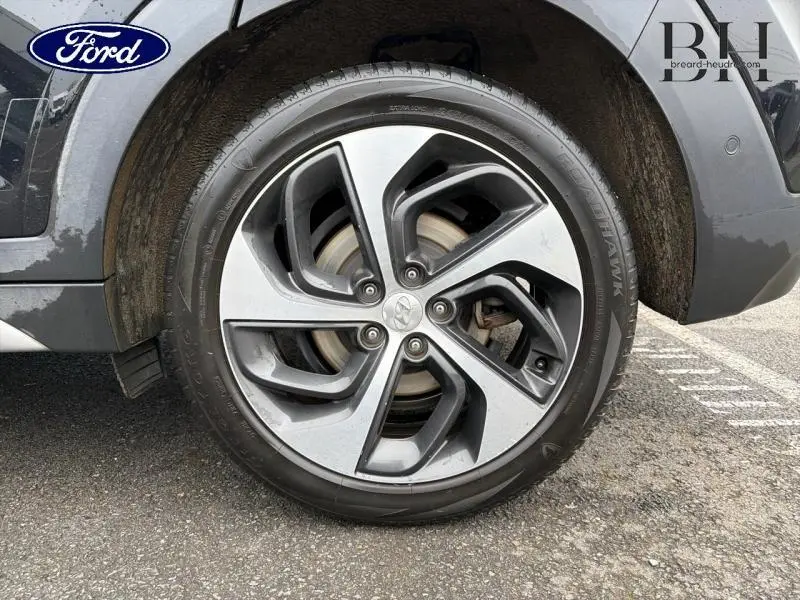 Vue rapprochée de l'aile avant droite noire Phantom Black du Hyundai Tucson 2018, avec passage de roue et partie de pare-chocs visible.