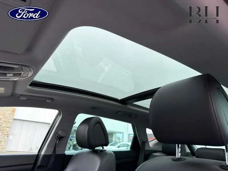 Vue intérieure du toit ouvrant panoramique et des sièges avant en cuir noir du Hyundai Tucson Phantom Black 2018.